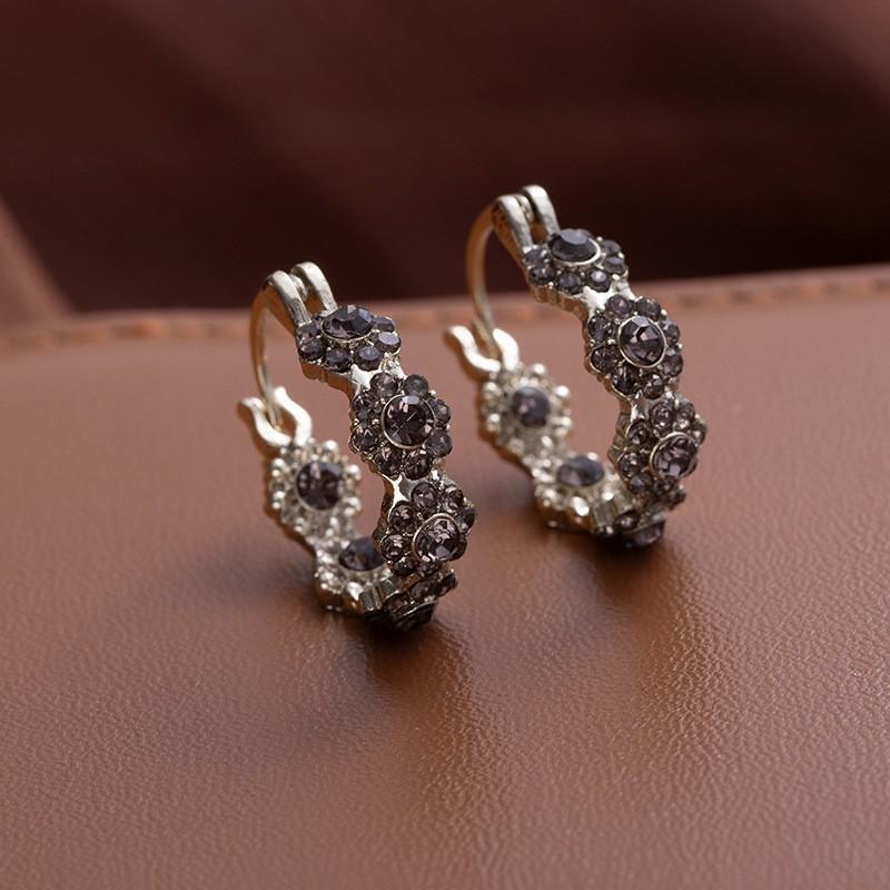 Gray diamond earrings, suitable for women, ultra-bright crystal earrings, light luxury style, elegant and fashionable earrings