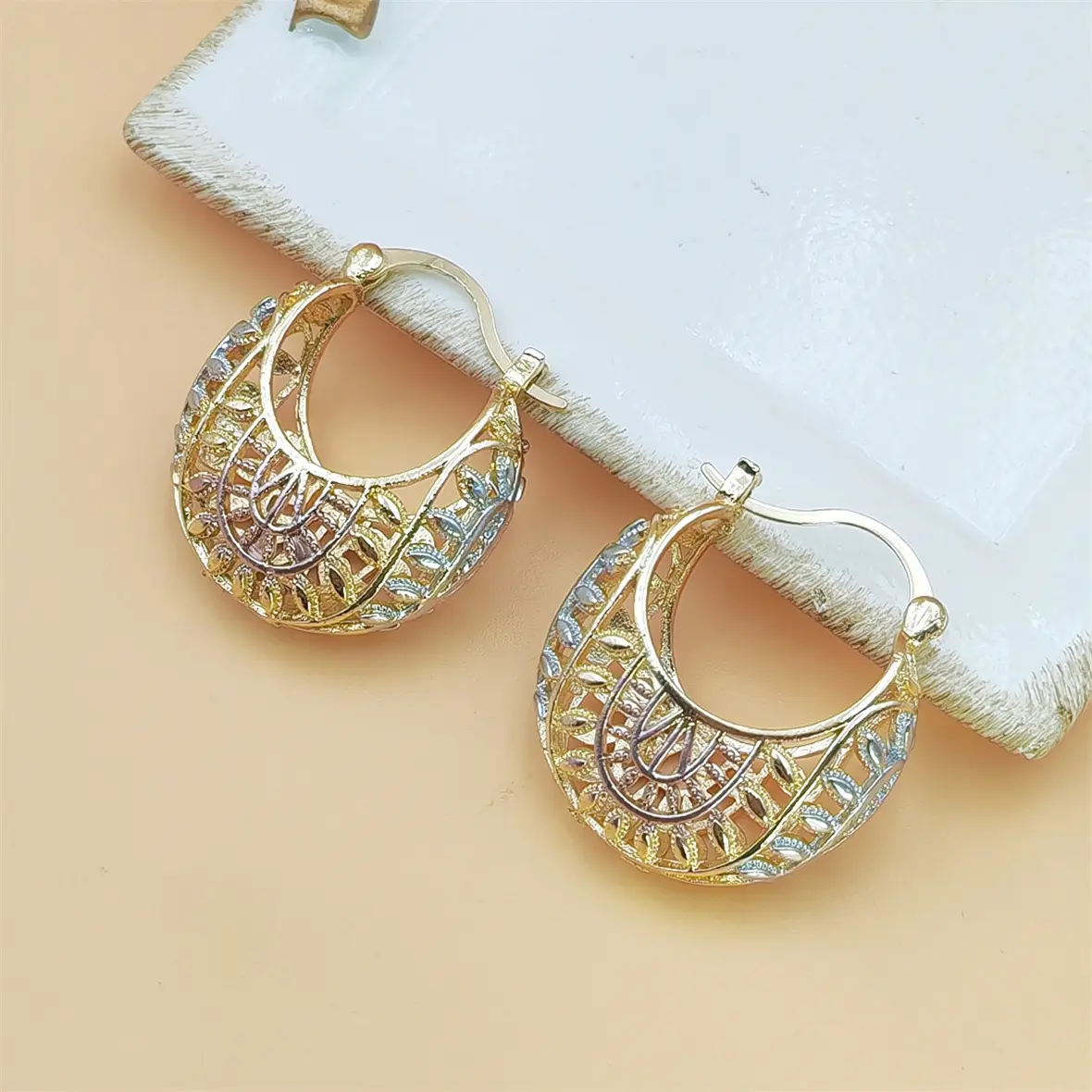 Tri Tone Hollow Filigree Dome Hoop Earrings Two Tone Metal Cutout Click Top Ear Buckles Minimalist Luxury Statement Jewelry For Women
