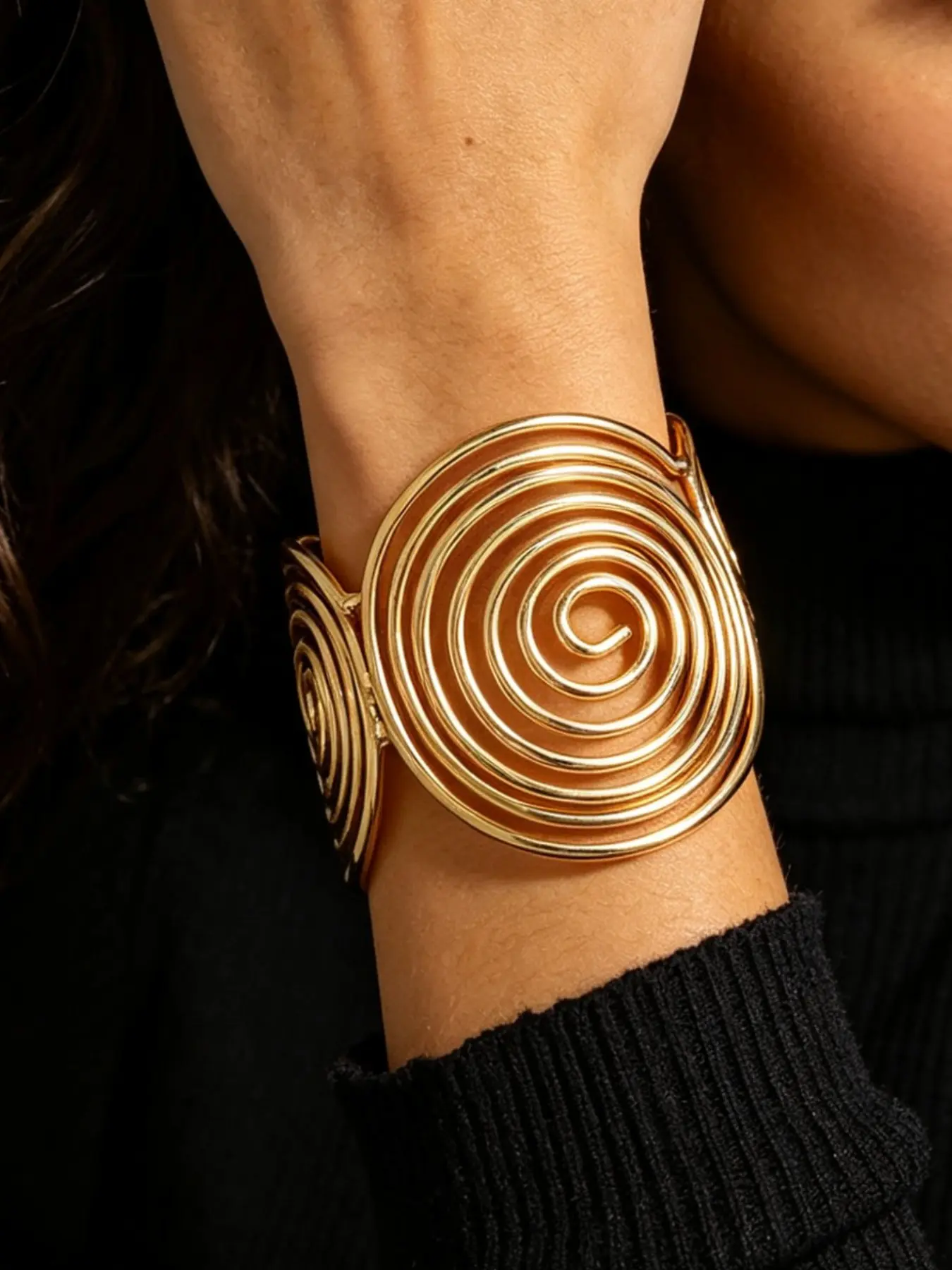 1 fashionable women's hollow spiral bracelet, elegant and versatile with adjustable opening, suitable for daily party wear as a bracelet