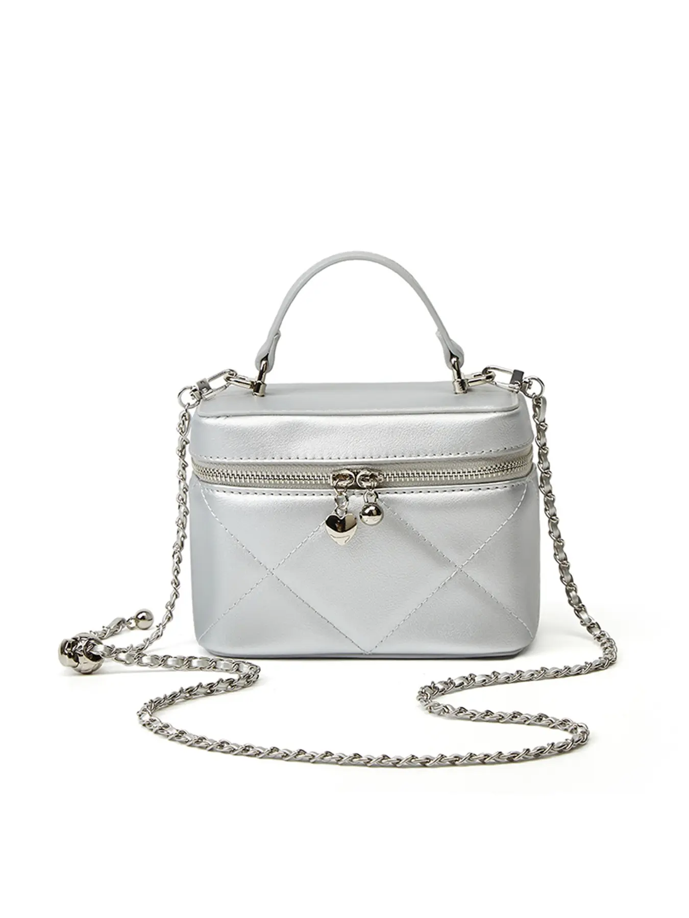 New silver makeup bag with diamond pattern and chain, small square box bag, heart metal charm with adjustable thin chain, Y2K millennium hot girl style, perfect for storing lipsticks and phones.