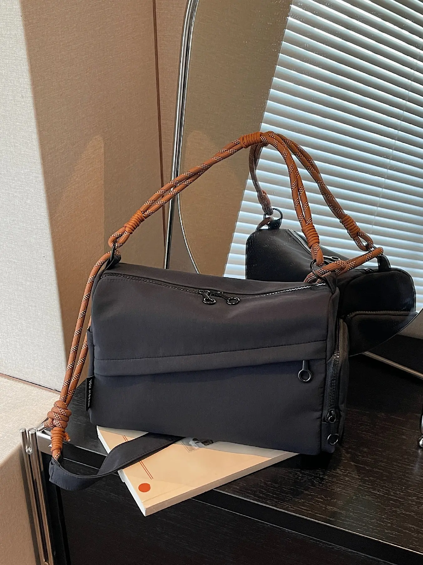 Leisure and fashionable multi pocket design bag, adjustable shoulder strap commuting single shoulder crossbody bag suitable for daily outings