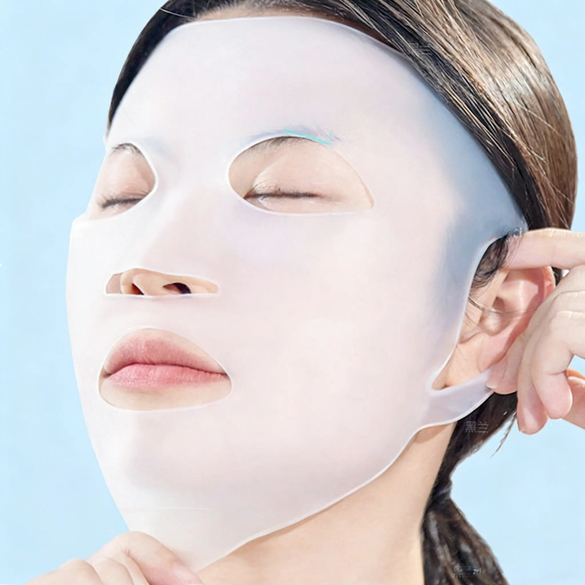 Mask Application Tool with Storage Box, Reusable Silicone Mask Applicator, Washable, Prevents Mask Shedding, Ideal for Skincare Routine