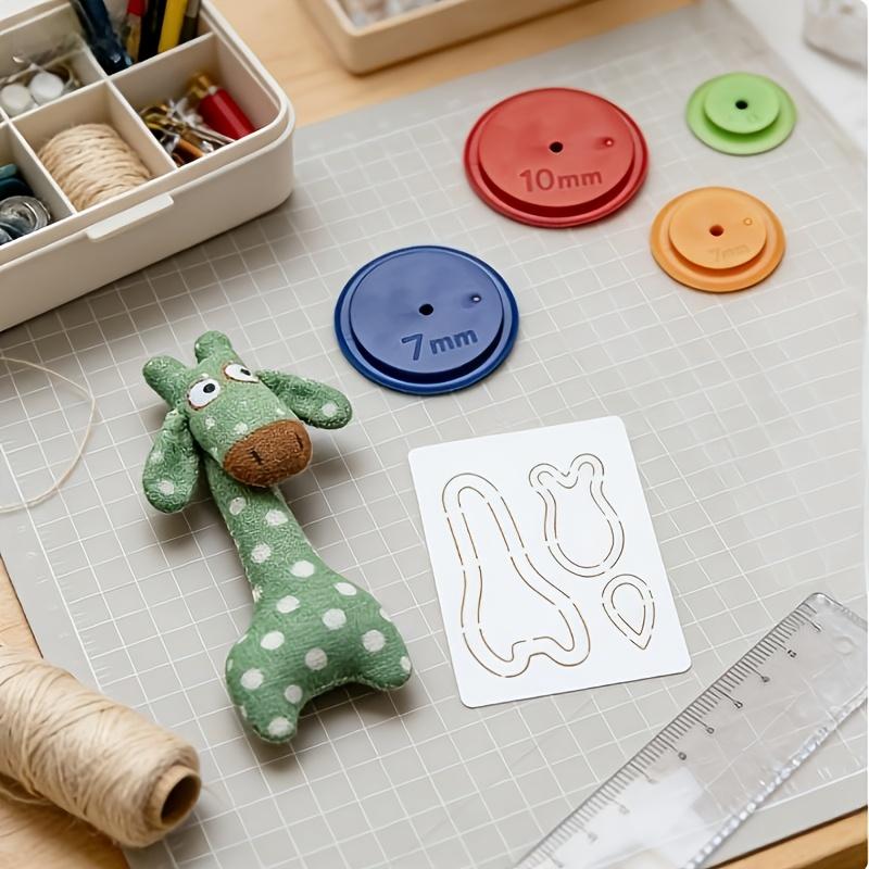 Mini Giraffe Patchwork Brooch Template with 4 tracing needles. DIY Giraffe Pattern Sewing Template, including transfer and auxiliary tracing functions