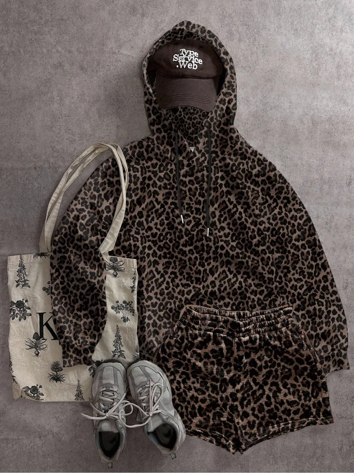 Vintage brown leopard print hoodie and shorts set | Soft and loose hooded sports set, Y2K street style outfit, casual loungewear two-piece for women, trendy 2026 #LeopardSet #Y2KOutfit #StreetwearWomen #Loungewear #TrendySet