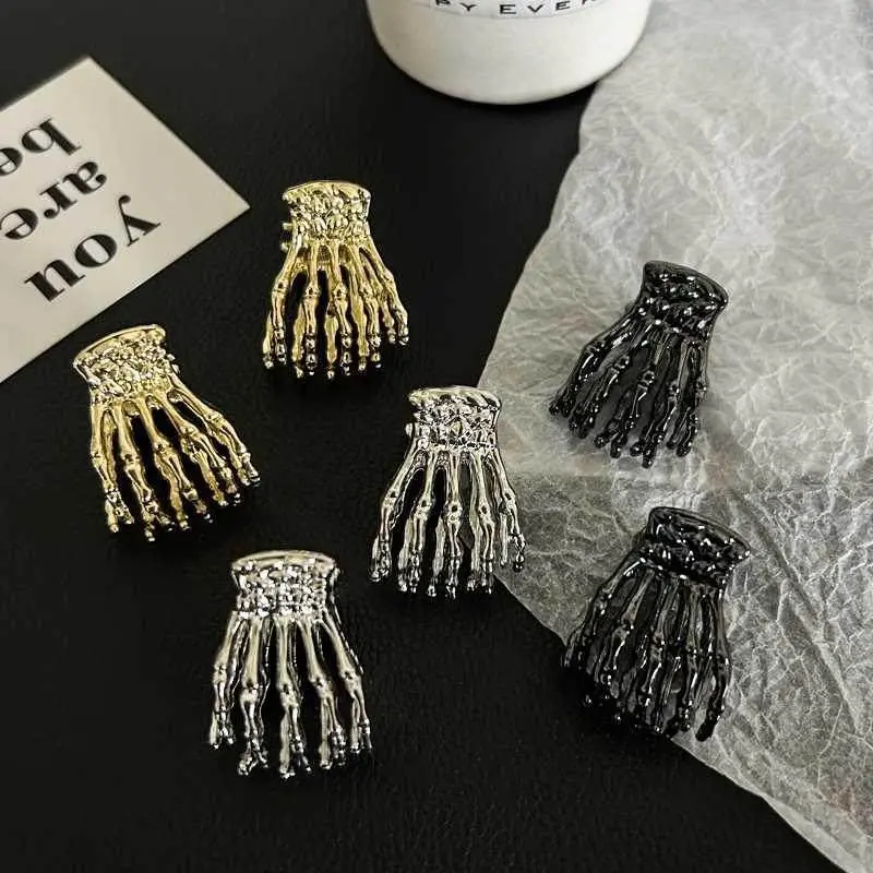 Women’s Skeleton Hand Hair Claw Clip, Gothic Halloween Skull Bone Hair Accessory with Punk Metal Design, Dark Aesthetic Statement Hair Clip for Ponytails, Cosplay & Party Outfits