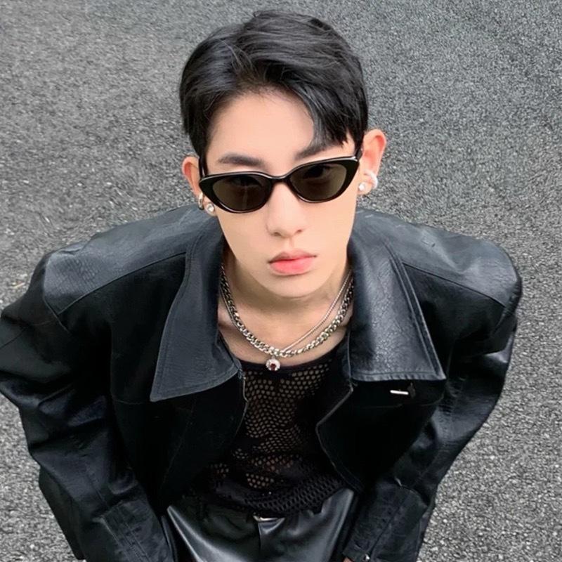 Retro triangular cat eye small face sunglasses women's high-end ins black small frame sunscreen shape photo sunglasses