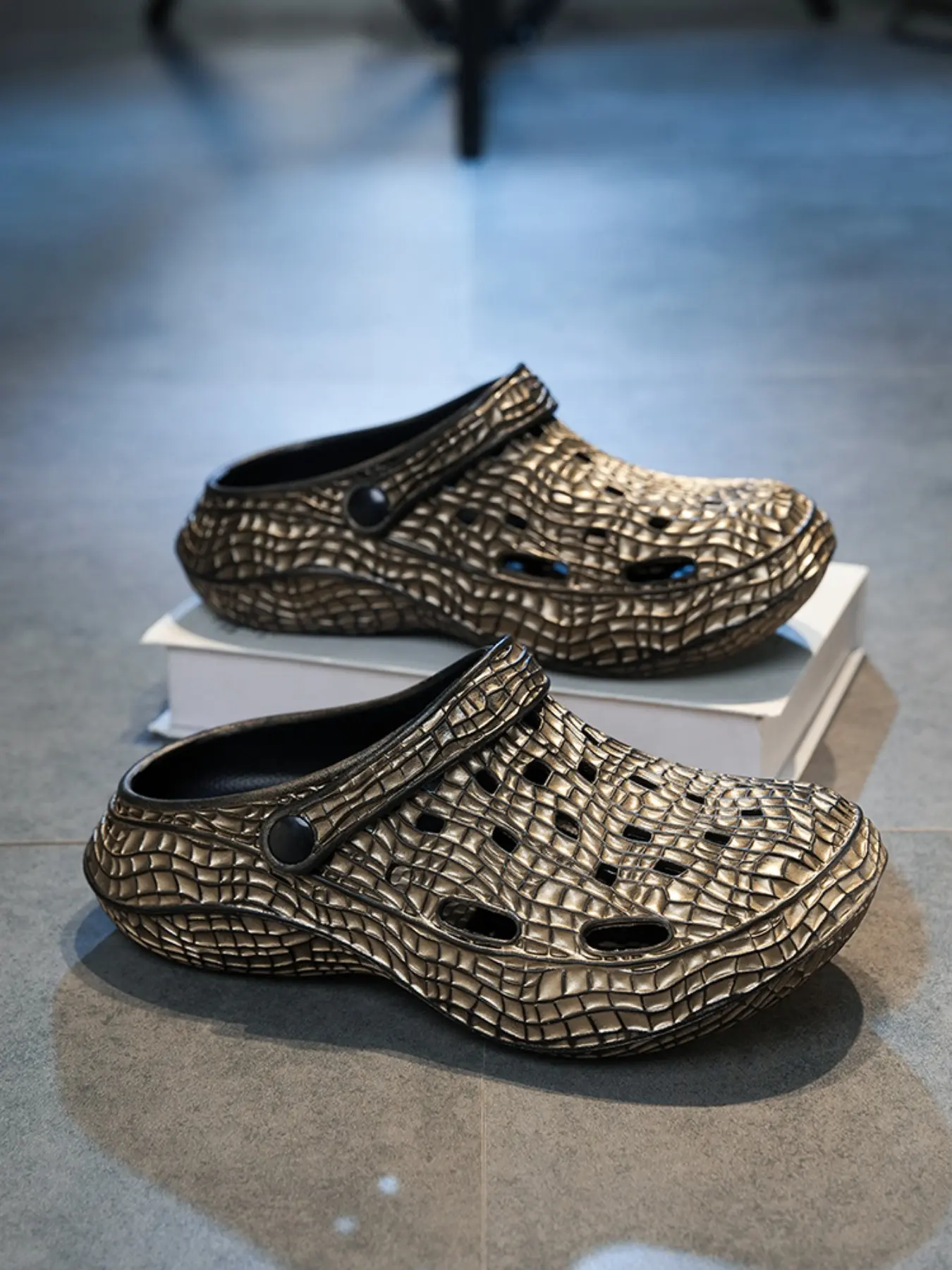Fashion Crocs Women's Comfortable Baotou Slippers Soft Soled Hollowed Out Garden Shoes Thick Soles Anti-Slip Sandals Lightweight Breathable Anti-Slip Pool Casual Men's Shoes