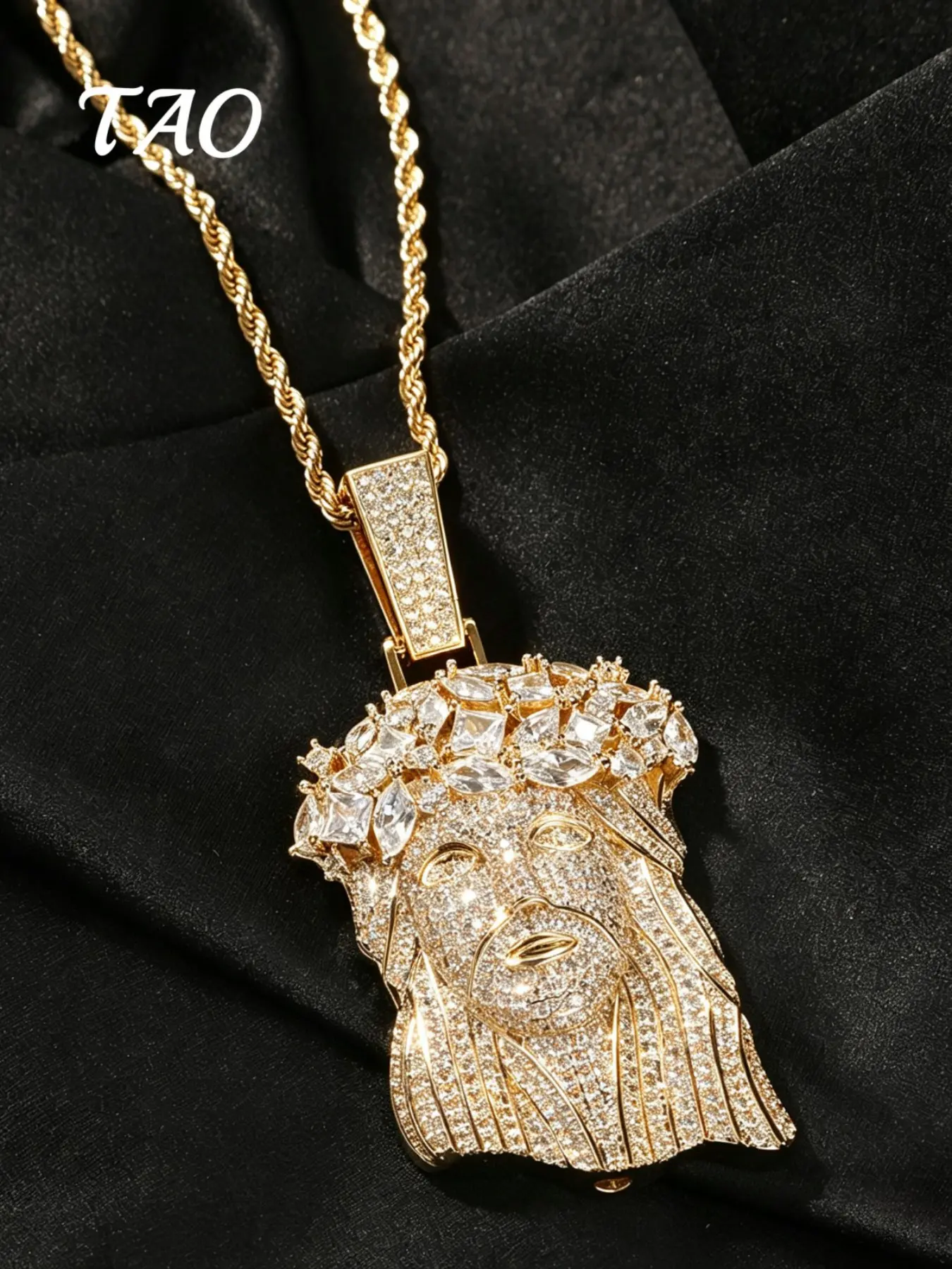 TAO-1Pc Exquisite Oversized Diamond‑Crown Portrait Pendant, Copper‑set 3A‑Grade Zircon, Comes With 24‑Inch Twisted Rope Chain, Hip‑Hop Rap Style, Unisex Design, Couple Jewelry, Versatile Daily Ornament
