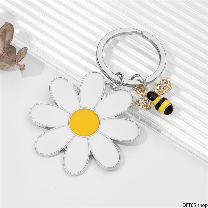 Polished Stainless Steel Pendant Keychain 3D Bee And Daisy Floral Pattern Fixed Split Key Ring Rust Resistant Smooth Gloss Surface Compact Light Silhouette For Women Handbag Car Key Portable Fresh Style Decorative Bag Charm Accessory