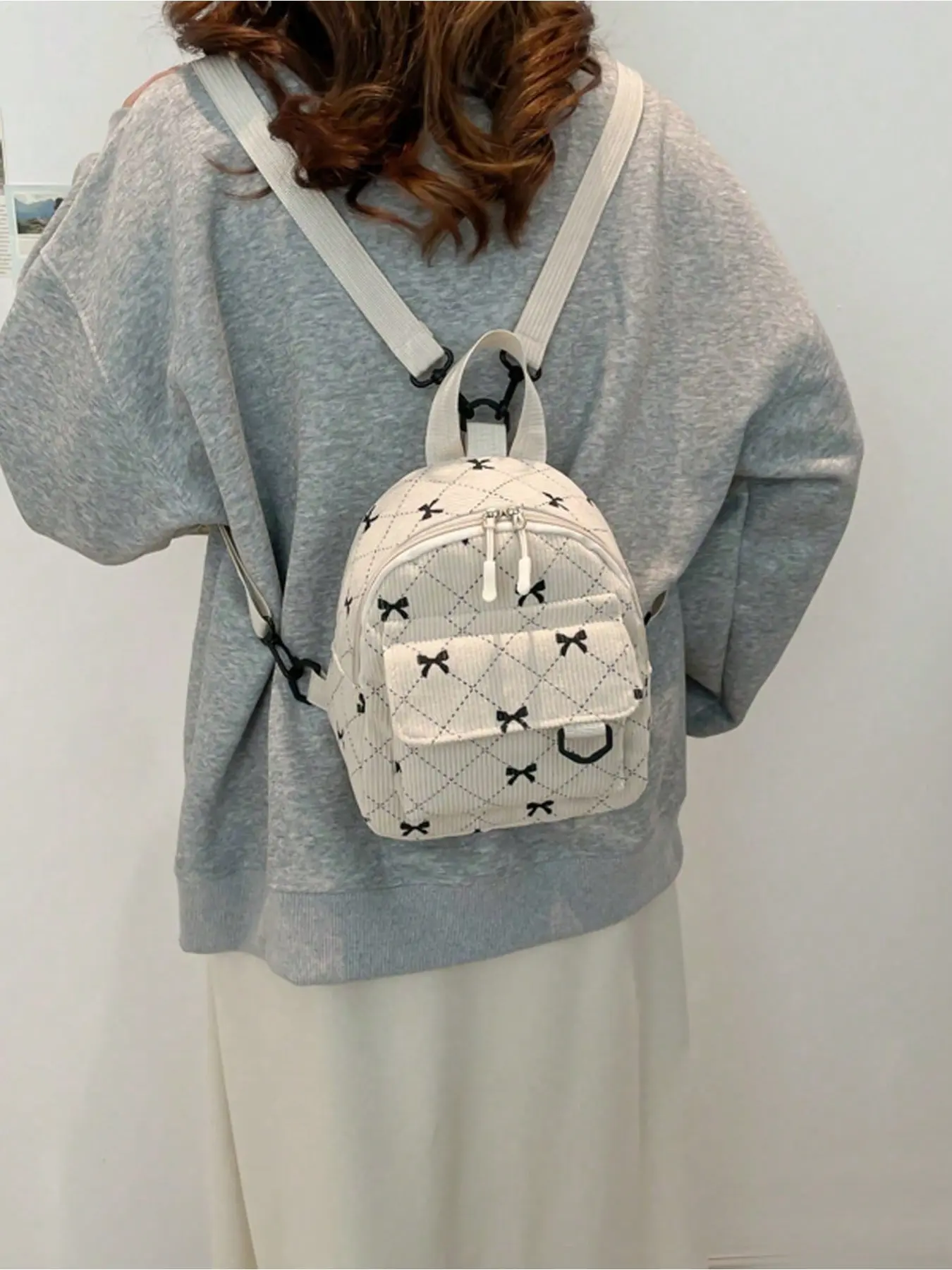 A fashionable and simple women's backpack, large capacity, casual and versatile, ins-style mini bag, multifunctional storage bag, cute bow pattern, corduroy material, equipped with adjustable shoulder straps and multiple pockets, can hold a mobile phone
