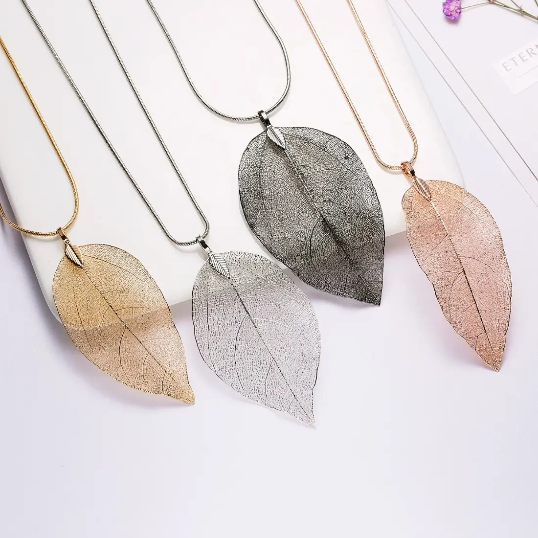 Trendy Gold Leaf Pendant Necklace, Nature Inspired Tree Leaf Sweater Chain, Minimalist Fashion Long Necklace for Women, Elegant Versatile Statement Jewelry for Daily Wear, Office & Outfits
