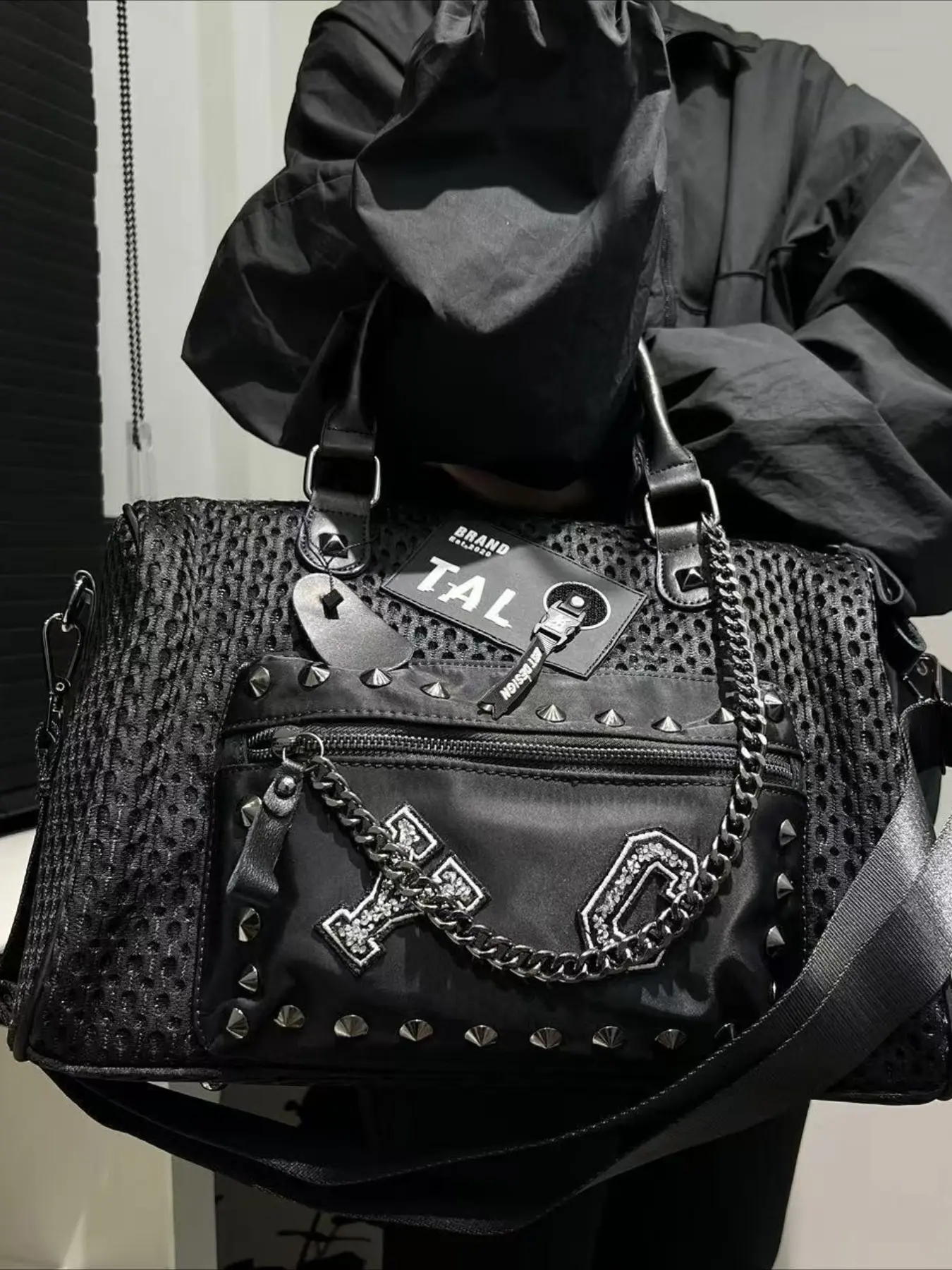Ladies' large capacity fashionable and cool rivet handbag, personalized Y2K hot girl chain bag in front pocket, letter diamond decoration, Christmas gift, birthday gift, fitness bag, sports bag, vacation training bag