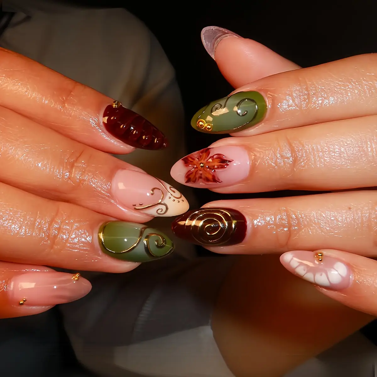 A set of 24 almond shaped press on nails, Decorative nails, featuring vintage burgundy and olive green autumn inspired 3D gel nails floral designs with gold plated lines and fake nails Perfect for daily commutes, dates, outdoor excursions