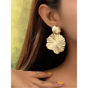 1 pair of simple ocean beach style metal sweet double-sided printed shell earrings, suitable for women to wear