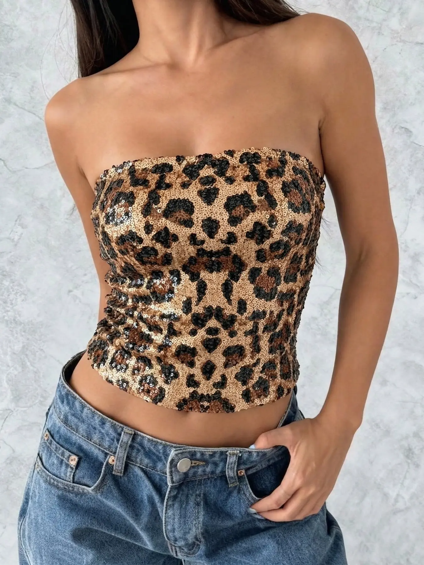 Women's leopard-print sequin strapless crop top—a fitted Y2K-style tube top featuring a back zipper, perfect for parties or casual summer outfits.