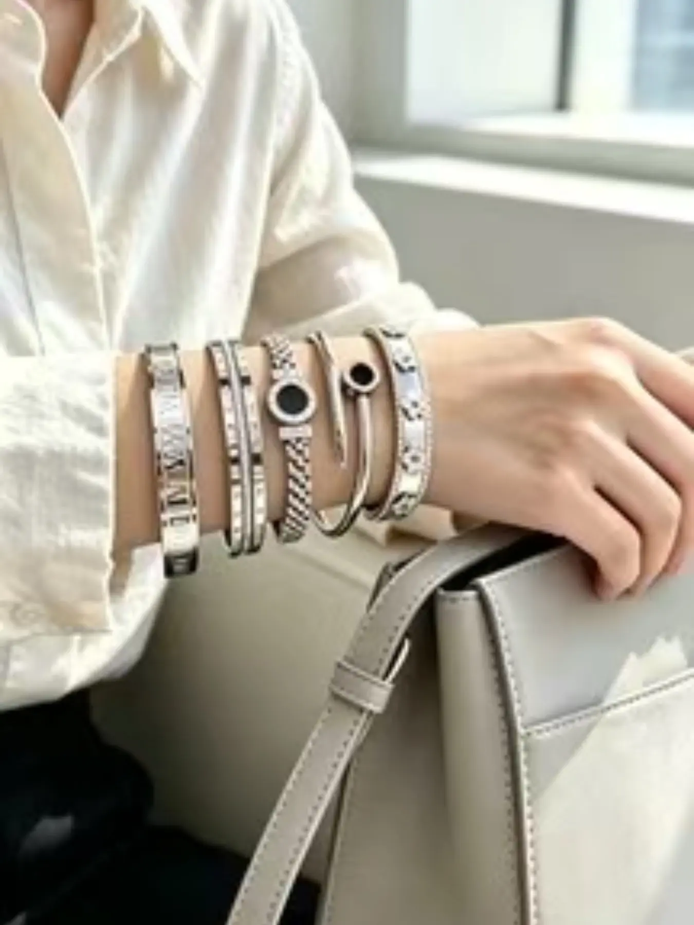 5PCS Silver Stack Bangle Set, Stacked Bracelets, Stainless Steel No Tarnish Silver Layered Bracelets Waterproof Silver Bracelet Stack For Women Dazzling Crystal Silver Bangles Gift For Her Non-Fade