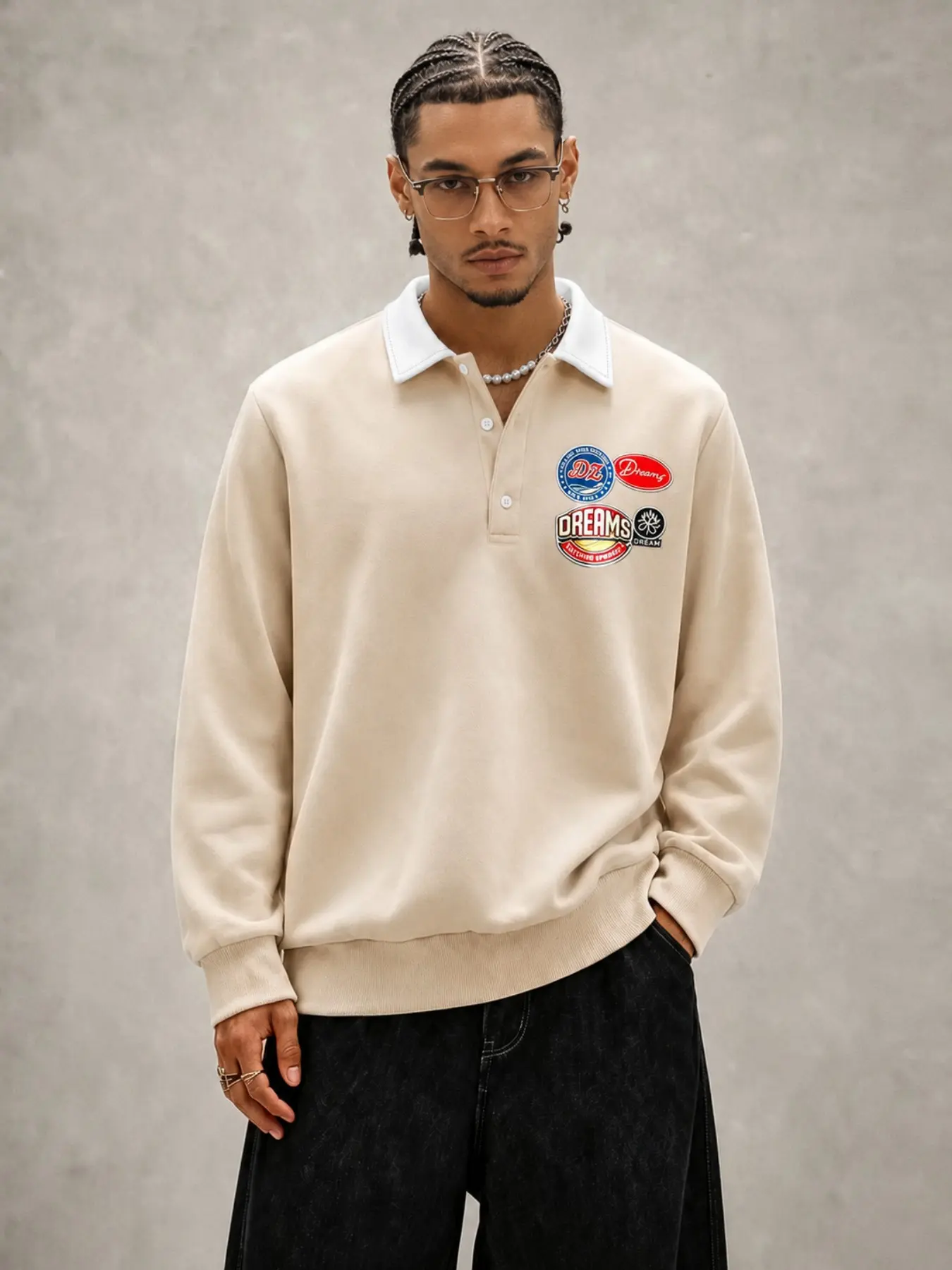 American College Badge Patch Print Polo Collar Sweatshirt, Vintage Contrast White Collar Half‑Button Loose Drop‑Shoulder Long Sleeve Top, Retro Badge Graphic Unisex Streetwear Top, Spring Autumn Street Outfit, Couple Matching