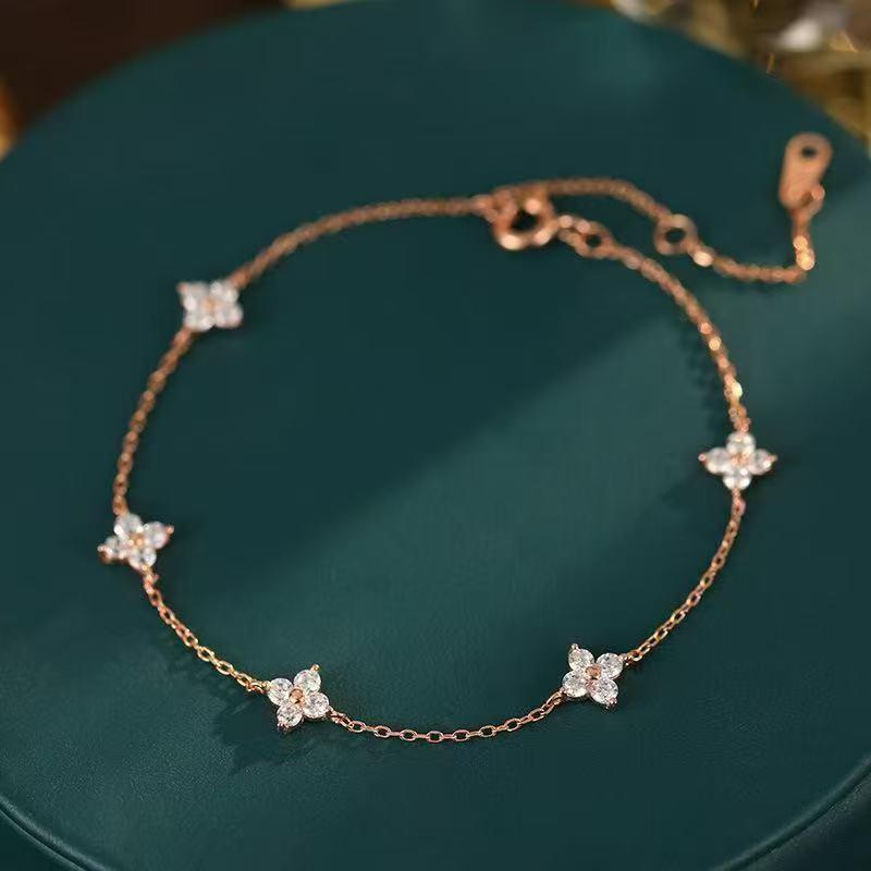 Gold-colored five-petal four-leaf flower design cubic zirconia bracelet, elegant women's jewelry, a perfect gift for special occasions