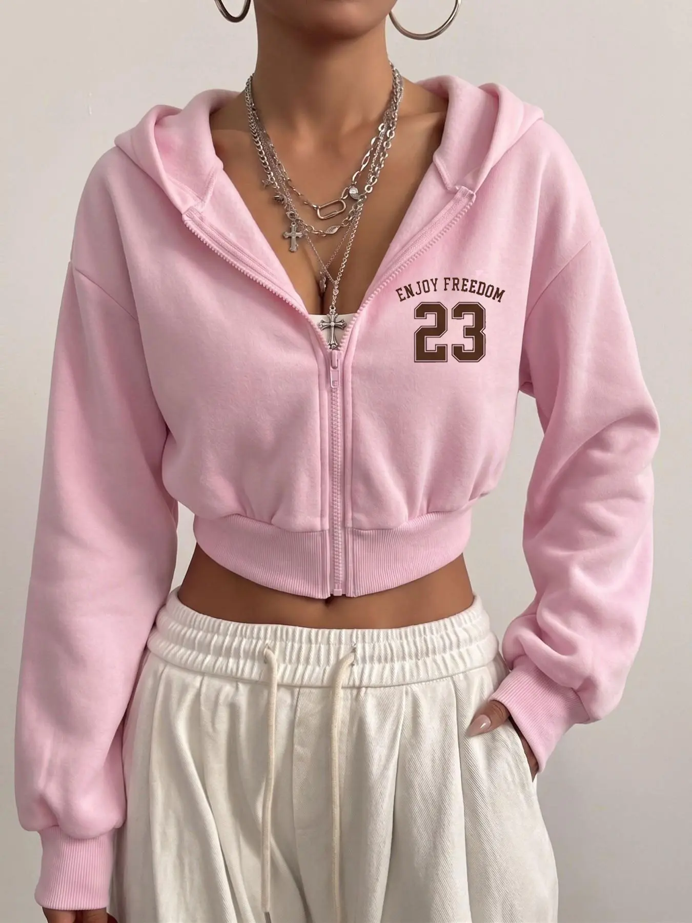 Y2K Preppy Cropped Zip Hoodie for Women, Vintage Enjoy Freedom 23 Varsity Graphic Full Zip Hooded Jacket, Oversized Loose Long Sleeve Crop Sweatshirt, Cute Aesthetic Streetwear Casual Cropped Outerwear, Soft Comfort Lightweight Daily Wear Top, Womenswear