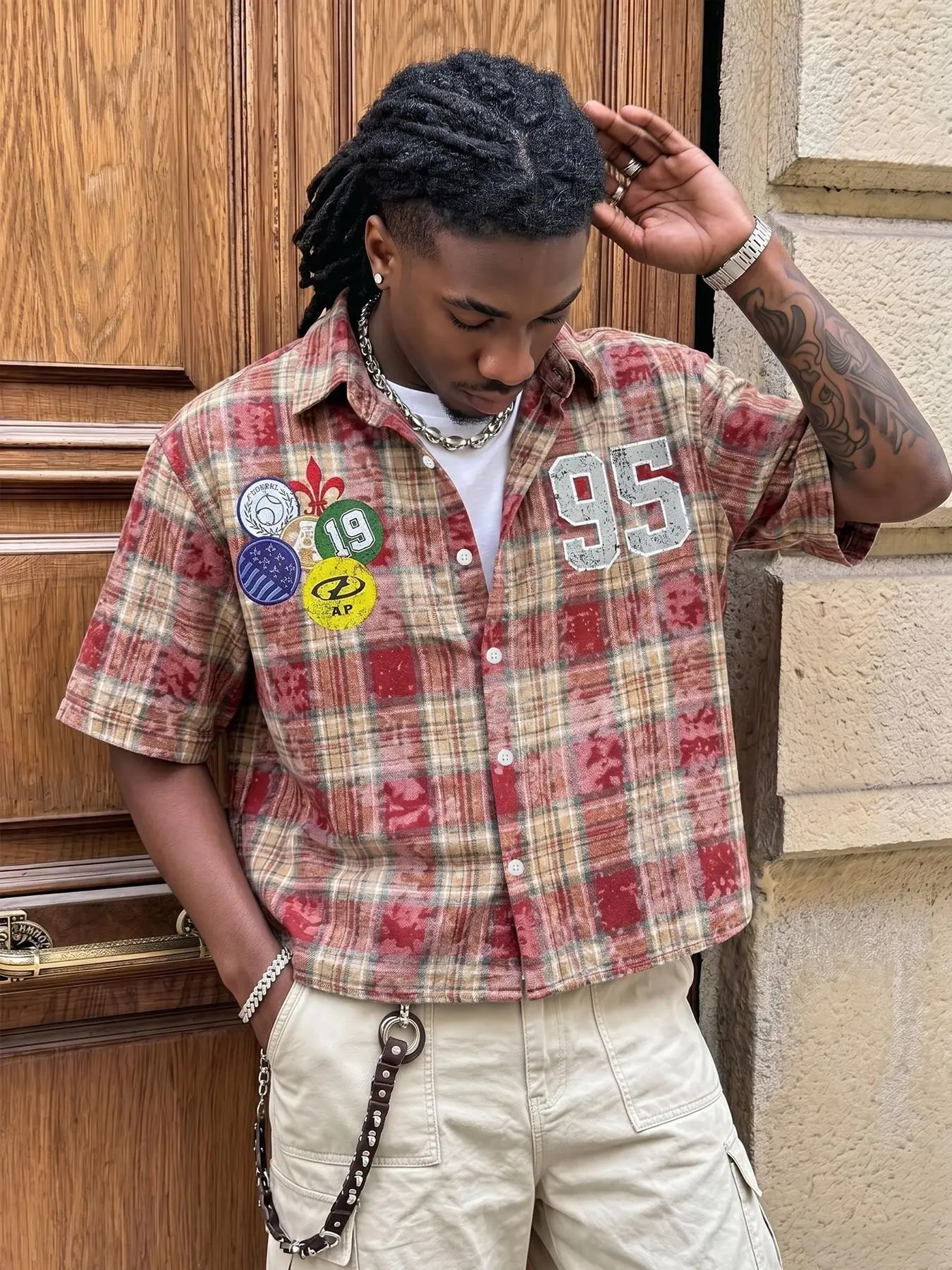 Vintage Plaid Badge Print Short Sleeve Shirt for Men, 95 Number Print, Distressed Fleece, Short Notch Lapel Open Cardigan