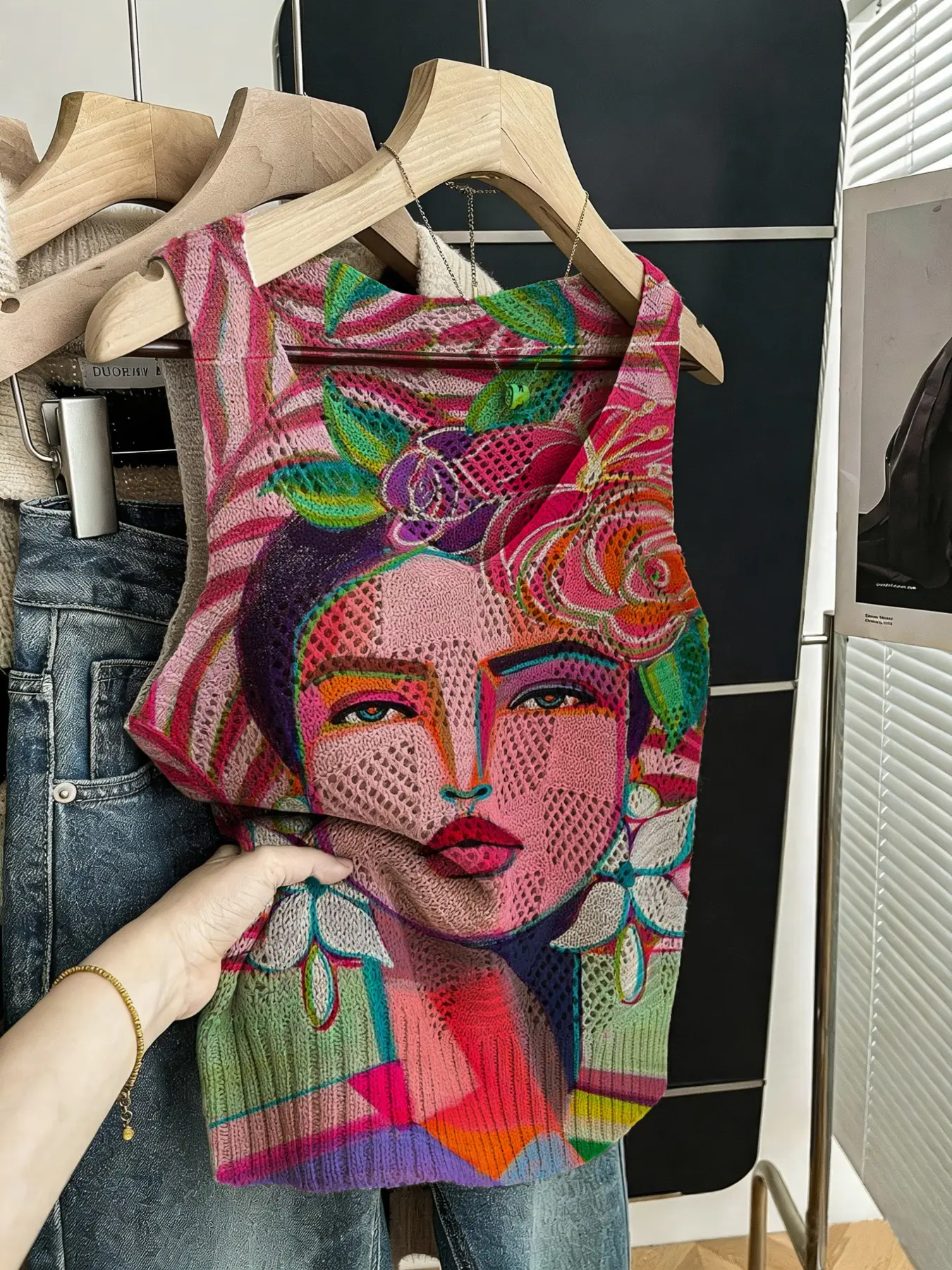 Spring Summer Sleeveless Tank Top, V-Neck Hollow Out Innerwear, Soft Breathable Fashion Vest, Portrait Print Casual Sleeveless Knit Beach Wear