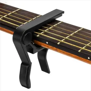 Guitar Capo – Universal Clamp for 6-String Acoustic & Electric Guitars, Compatible with Bass, Mandolin & Ukulele, Lightweight Black Metal Capo for Fast Key Changes & Stable Tuning