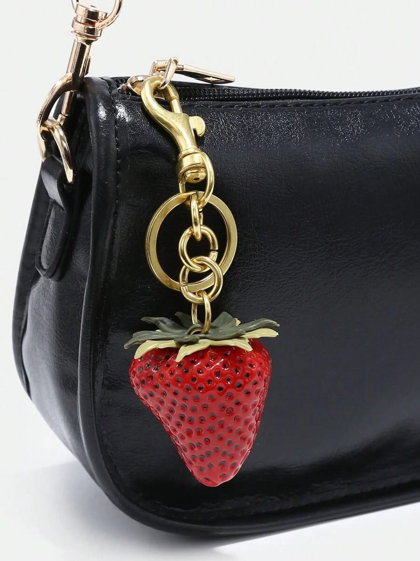 Sweet and cute style simulated strawberry shaped pendant, with a niche design and trendy practical texture. It can be used as a bag hanger and keychain for purse, suitable for daily commuting and shopping in the mall Keychain for Bags