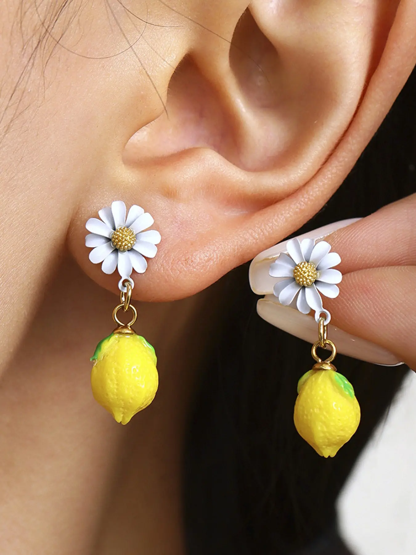 A pair of lemon shaped enamel inlaid diamond earrings, with a fresh and playful design suitable for various scenarios such as summer outings, daily commutes, and light sweet dates.