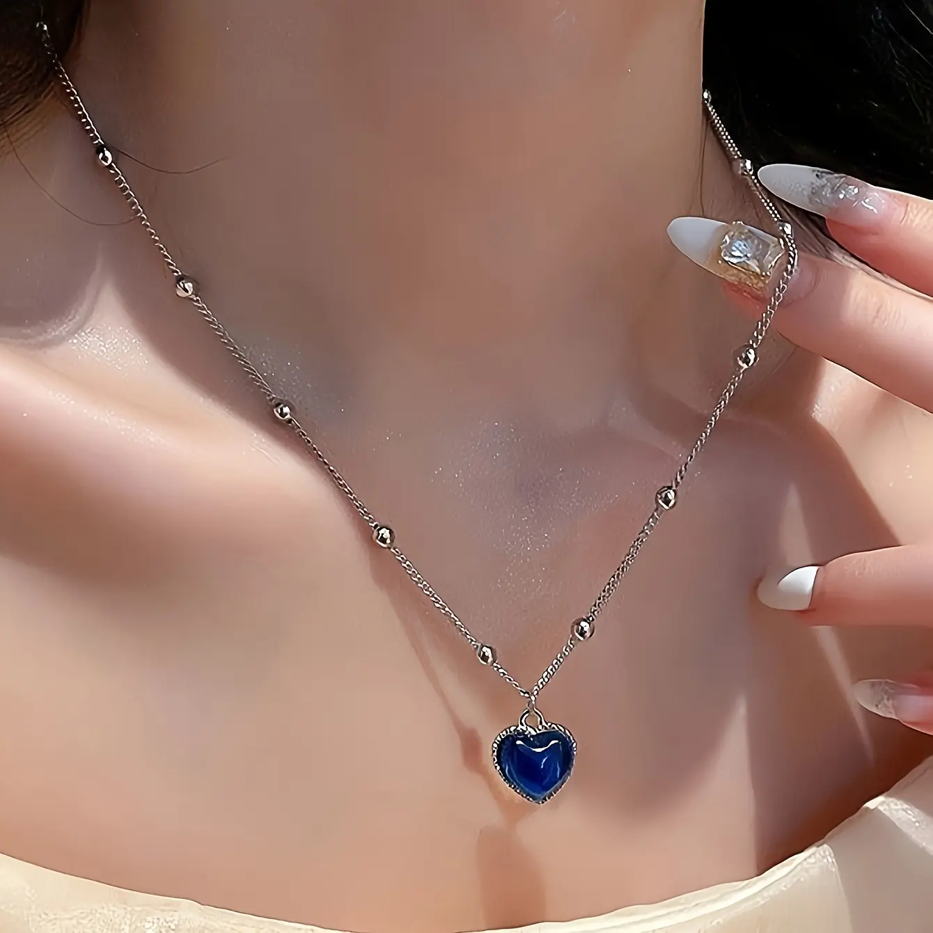 Elegant Retro Zinc Alloy Necklace with a Love Heart Pendant, Lightweight Temperature-Sensing Color-Changing Jewelry for Women's Daily Wear, Female, Love Pendant, Plain, Temp Sensor