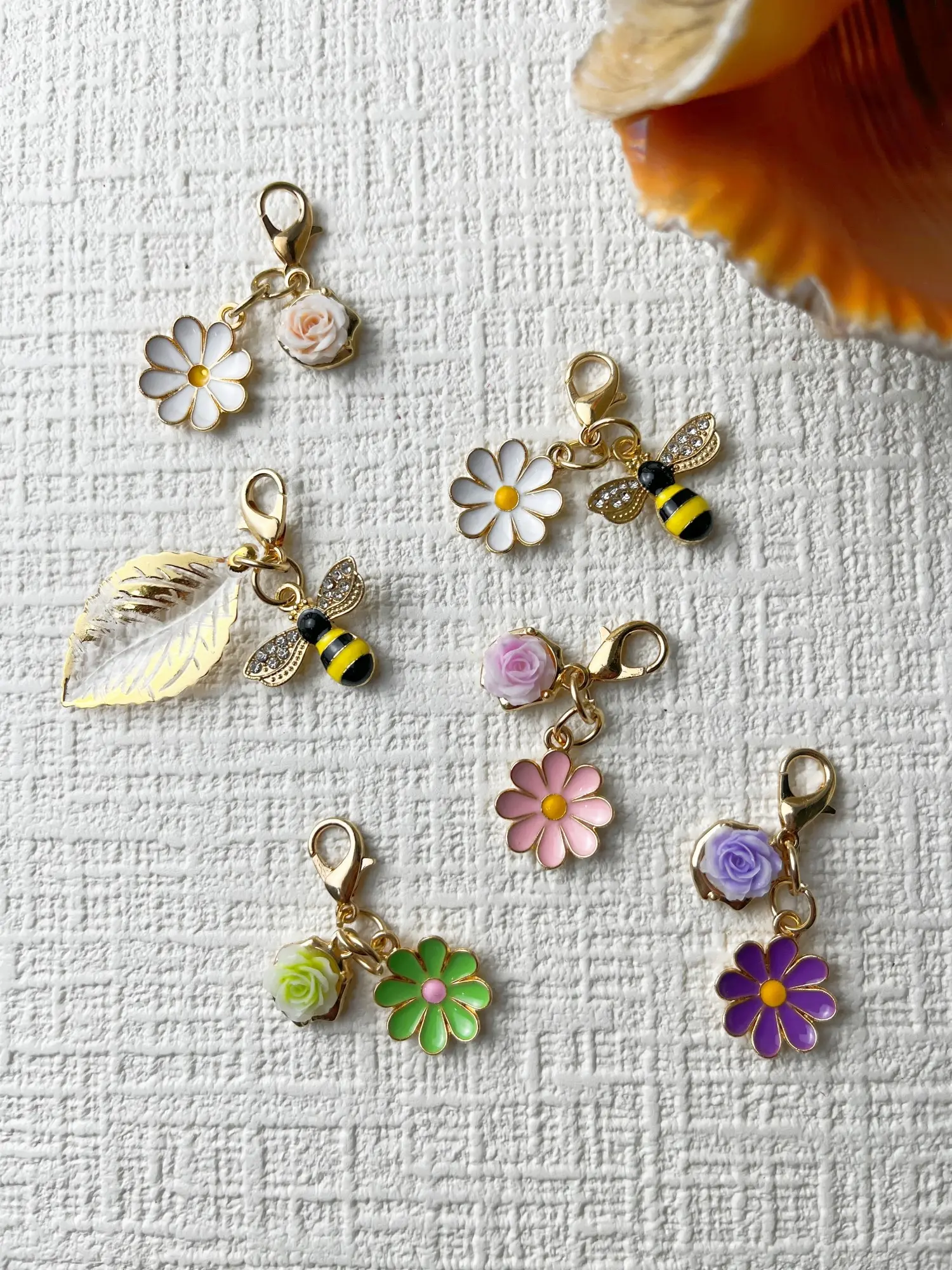 Bee & Daisy Bag Charm Pendants, Bag Accessories Charms, Rhinestone Bee & Enamel Daisy Bag Chain Charms, Bag Keychain, Nature-Inspired Bag Pendant for Backpack Purse, Encouragement Gifts & "Just Bee Yourself" Sentiment