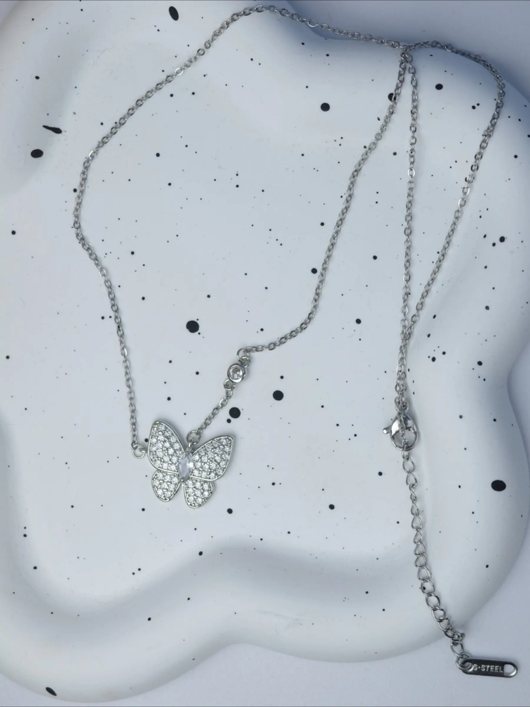 An exquisite, fully pavé-set silver butterfly collarbone necklace; it exudes a cool yet gentle elegance and is highly versatile, pairing perfectly with work shirts, knit base layers, and dresses. Elegant necklace
