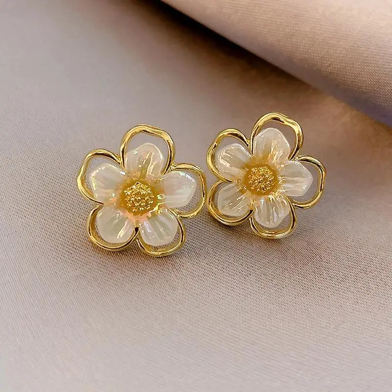 Women's Golden Metal Acrylic Small White Flower Stud Earrings, Elegant Korean Costume Jewelry for Party, Wedding, Flowers