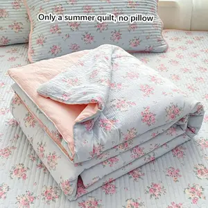 Blue background pink floral print summer thin quilt, super soft and skin friendly air conditioning quilt, summer cool quilt, suitable for summer bedroom, office, bed, living room, and home leisure use as a thin quilt