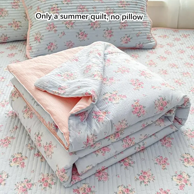 Blue background pink floral print summer thin quilt, lightweight quilt, super soft and skin friendly air conditioning quilt, summer cool quilt, suitable for summer bedroom, office, bed, living room, and home leisure use as a thin quilt