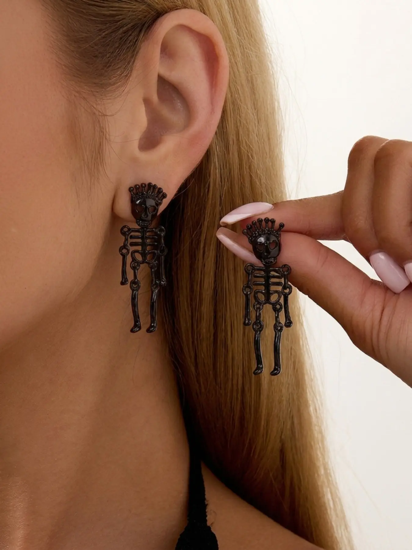 Matte Black Hollow Skeleton Dangle Earrings Full Body Skull Drop Earrings Gothic Punk Halloween Statement Earrings Women Dark Rock Party Jewelry