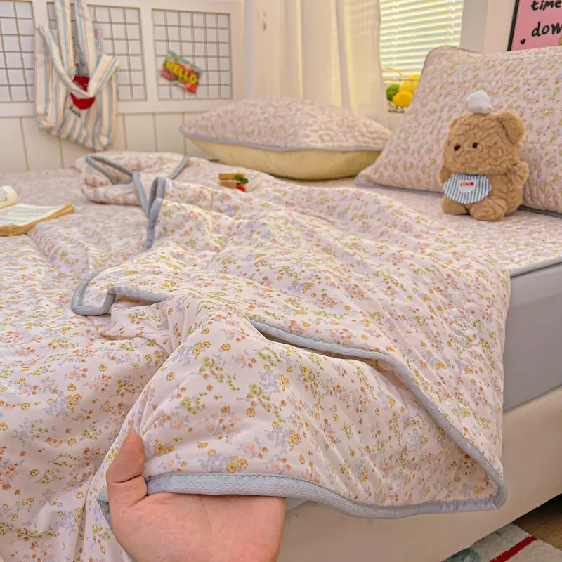 1 pieceLightweight Luxury Ice Silk Summer Blanket, Breathable Ultra-Thin Bed Cover, Portable Nap Blanket, Cool and Comfortable for Daily Use