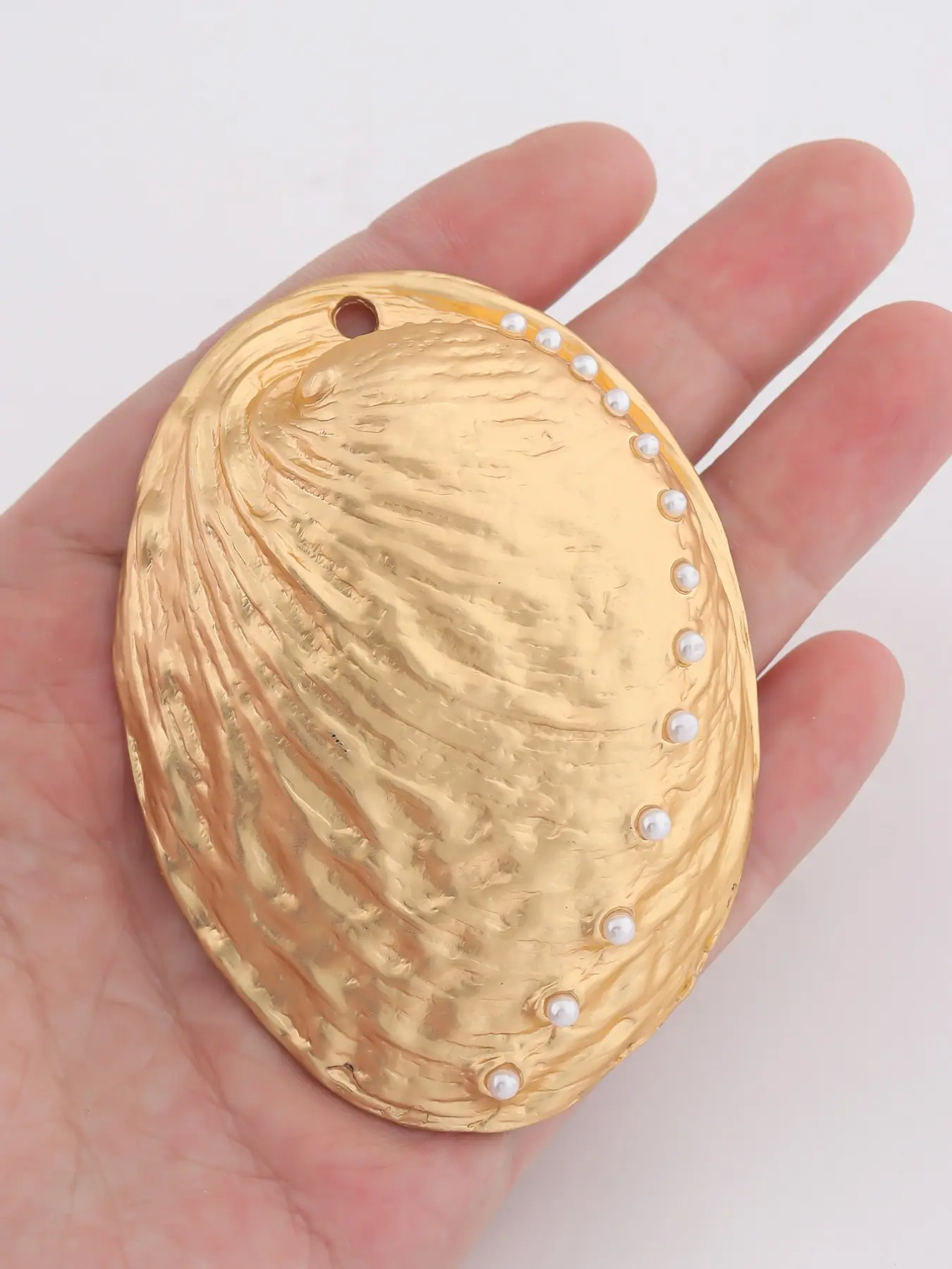 1pc Beach Inspired Oversized Clam Shell Charm, Gold/Silver Hammered Texture with Lined White Pearl Edge, Nautical Coastal Pendant Craft Supply for Summer Holiday Women’s Statement Jewelry