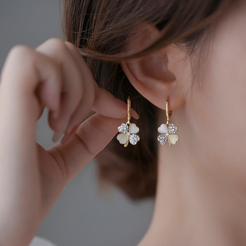 A pair of women's rhinestone four-leaf clover earrings, elegant gold pendant fashion jewelry, stud earrings