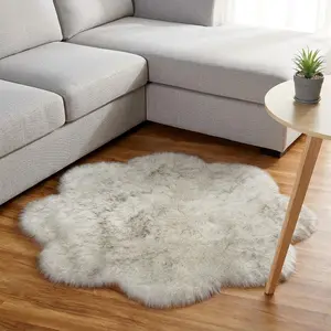 1pc White Black Plum Blossom Shaped Area Rug, 80% Acrylic 20% Polyester Faux Fur Soft Mat for Bedroom Living Room Study Sofa Side, Fade-Resistant Easy-Clean, Artistic Floral Home Decor Gift