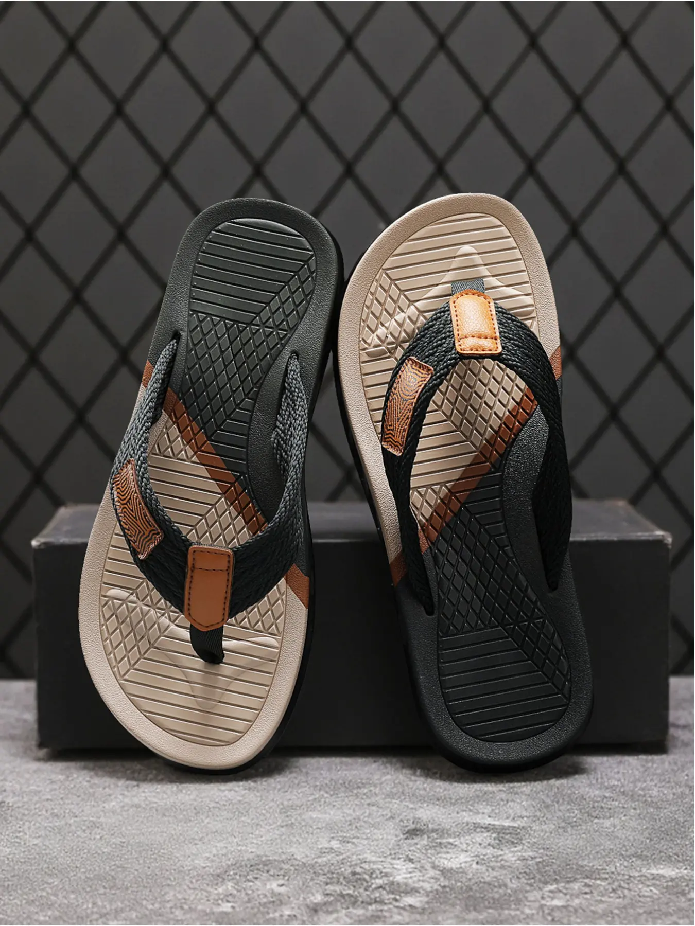 Men's leather flip-flops, comfortable clip-toed sandals, with arch support, suitable for beach and daily wear, durable and fashionable Casual Beach Shoes