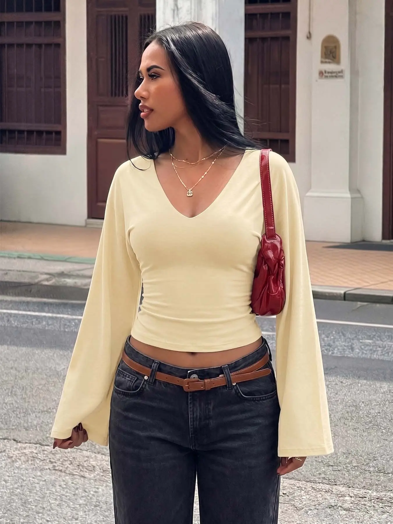 Women's yellow V-neck flare long-sleeve top, fitted with a ruched waist basic casual T-shirt, made of soft and comfortable fabric, suitable for city street photography, daily dates, coffee meetups, club parties, and vacation outfits.