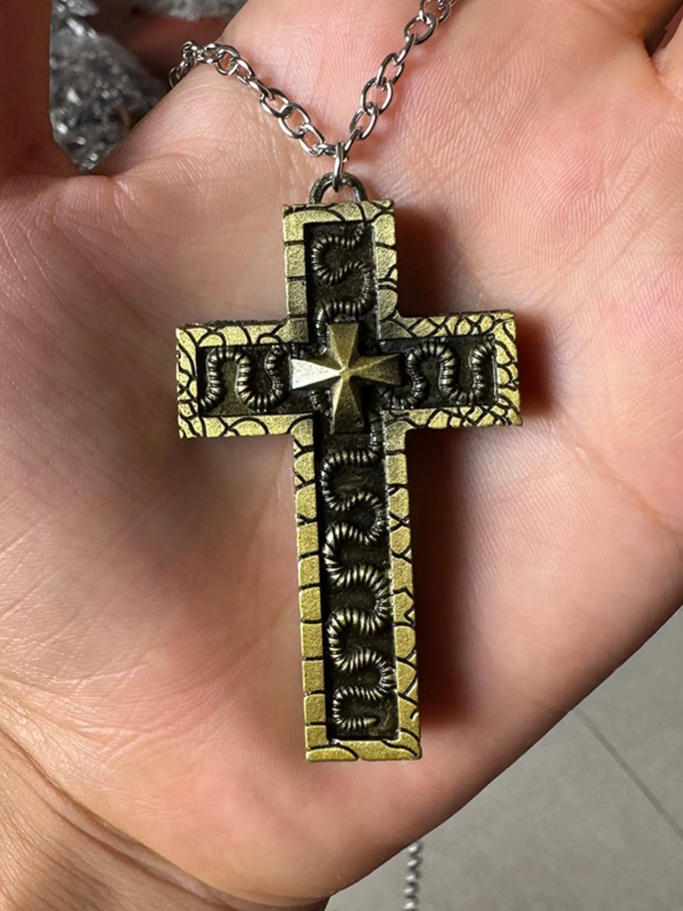 Dark Pattern Relief Cross Photo Box, Secret Box Structure Design, Unique Dark Bdsm Collar Chain, Fashionable Accessory for Adults