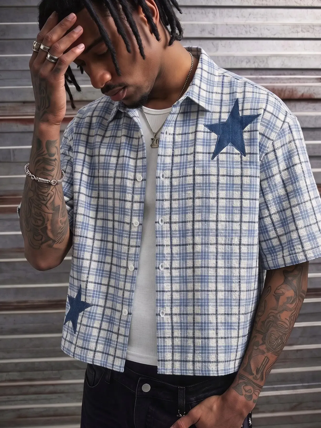 Vintage Streetwear Cropped Button‑Down Shirt for Men, Plaid Pattern With Star Patch Detail, Lapel Short‑Sleeve Loose Fit Casual Top, Breathable Fabric Shirt For Men Daily Street Wear