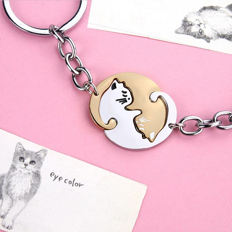 Cute Hug Cat Keychain with Patchwork Heart, Creative Round Pendant for Couples, Bag and Car Accessories