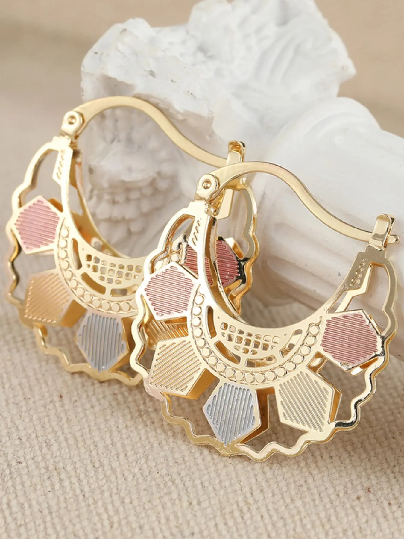 Mexican-style Geometric design gold-coloured hollow hoop earrings, elegant party earrings, the perfect anniversary gift for mothers and couples