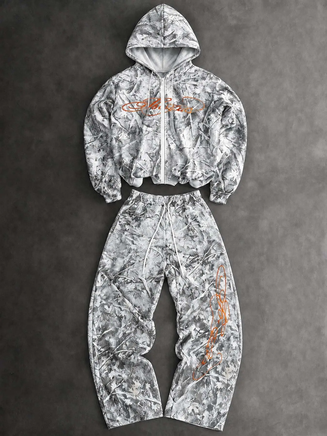 Camo two-piece tracksuit, zip-up hoodie & wide-leg sweatpants set, orange letter print, perfect for street hangouts, skate parties, and everyday wear #CamoSet #StreetSportswear #TwoPieceOutfit
