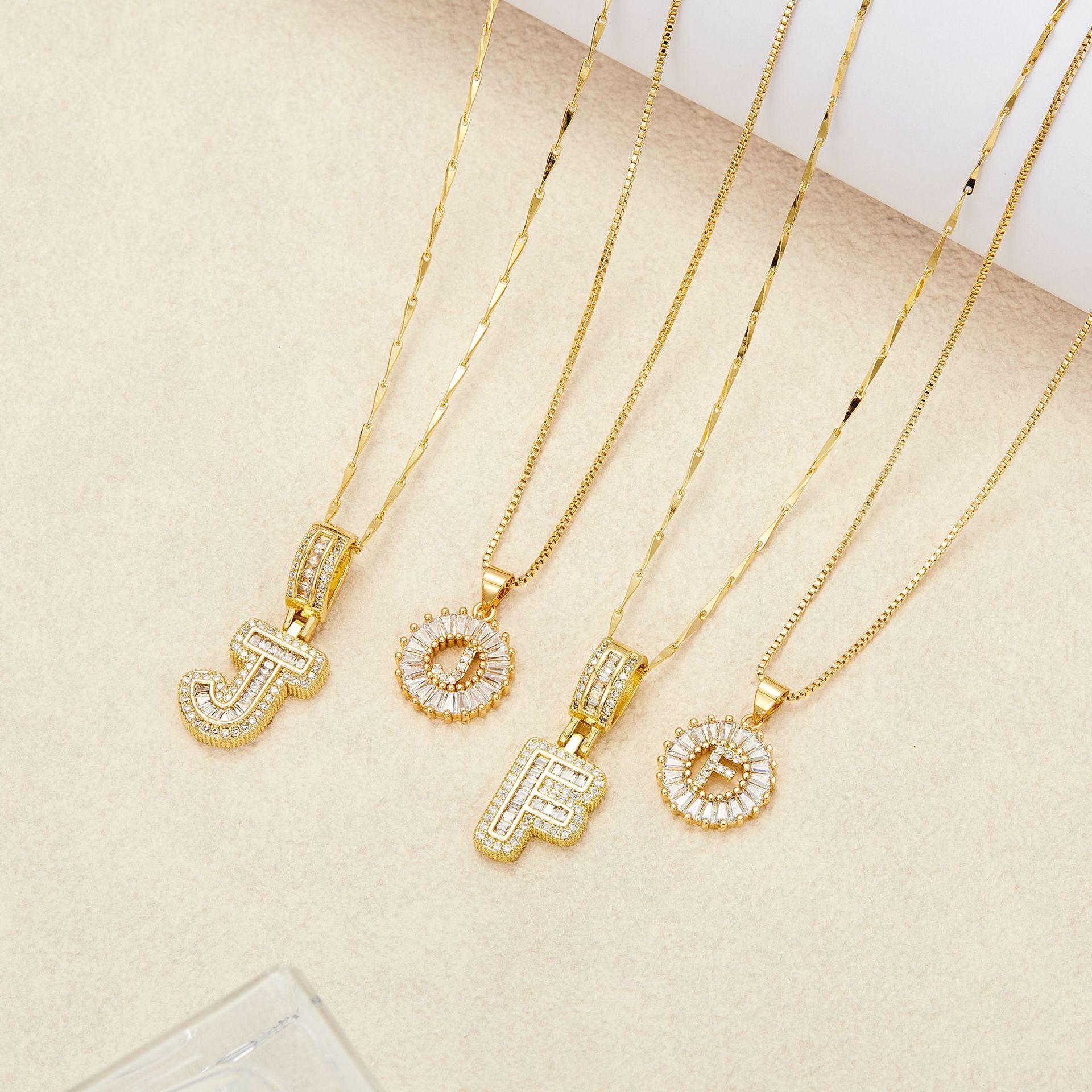 Crystal letter pendant necklace, inlaid with zirconia and plated with real gold, round 26 English letter collarbone chain ZM2Z.The classic letter necklace is timeless and suitable as a birthday gift for friends or couples