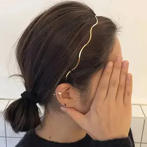 A Stylish And Elegant Golden Hairband With A Simple And Fashionable Wave Design, Made Of Zinc Alloy, Perfect For Daily Casual Wear For Women.