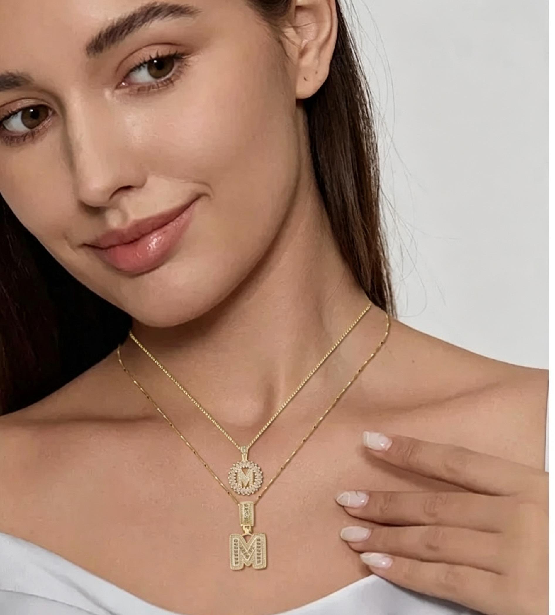 Crystal letter pendant necklace, inlaid with zirconia and plated with real gold, round 26 English letter collarbone chain ZM2Z.The classic letter necklace is timeless and suitable as a birthday gift for friends or couples
