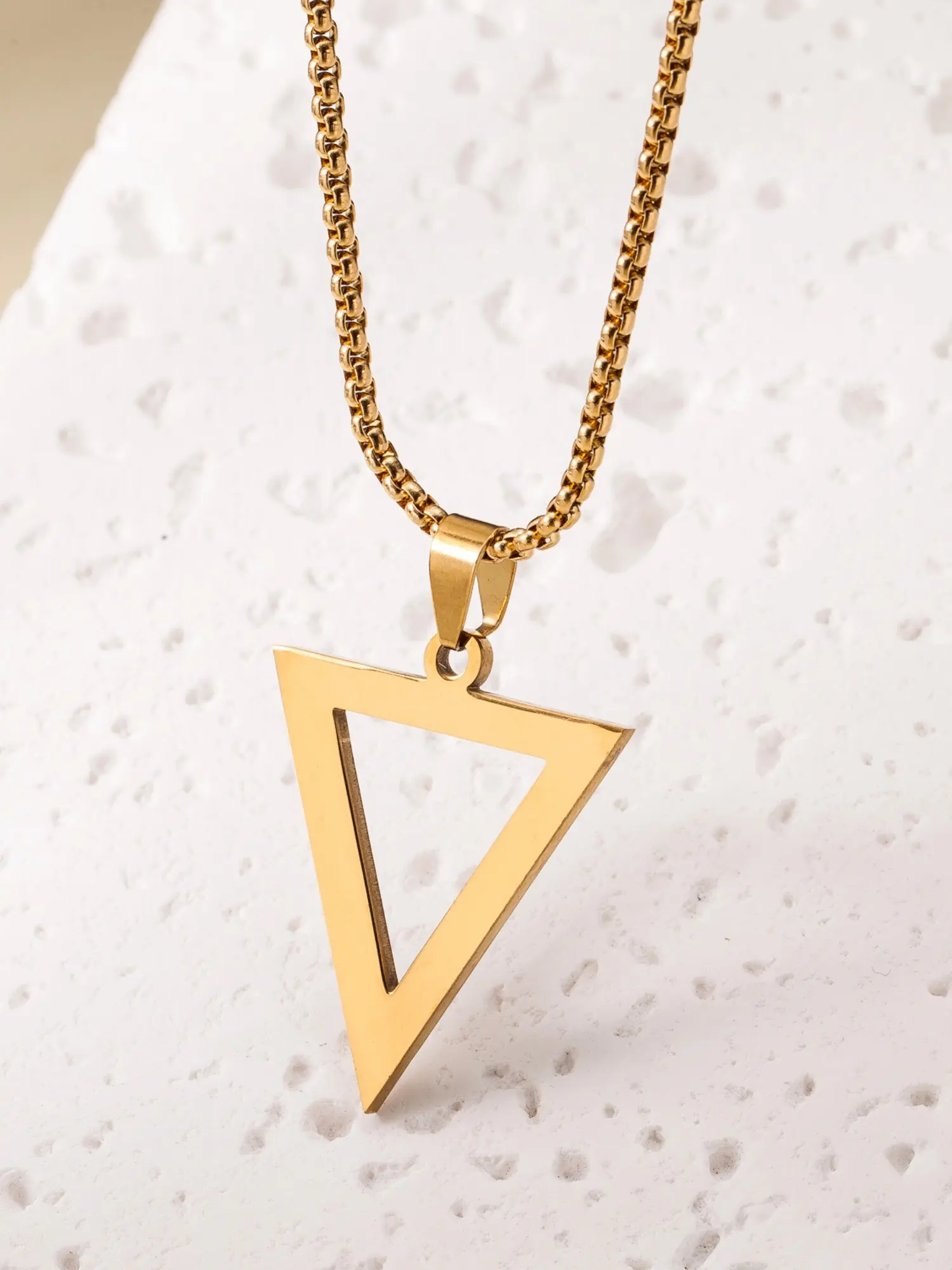 1pc minimalist and stylish stainless steel hollow inverted triangle pendant necklace, a lightly luxurious and versatile smooth-surface geometric collarbone chain, suitable for wearing on occasions such as daily commuting, travel, and parties.